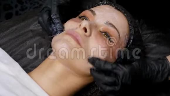 分馏激光CO2化妆程序术前面部涂止痛膏有激光的女人视频的预览图