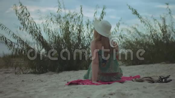 在沙滩上享受休闲的阳光下放松的女人视频的预览图