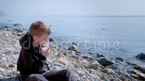 病童使用雾化吸入面罩治疗海边哮喘视频的预览图