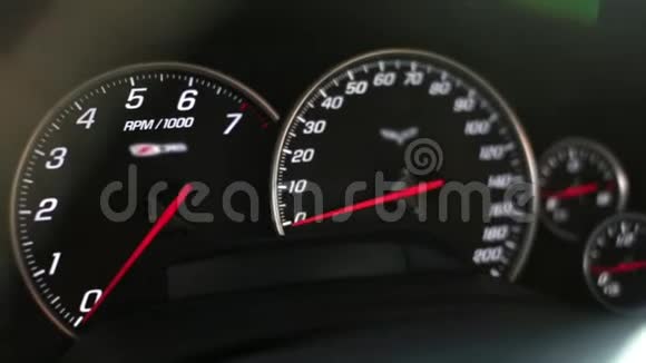 跑车的仪表板转速表和转速表视频的预览图