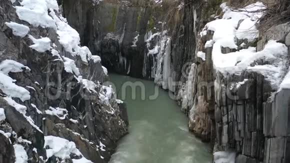 山河在巨大的悬崖之间上面有冰雪空中镜头在4k视频的预览图