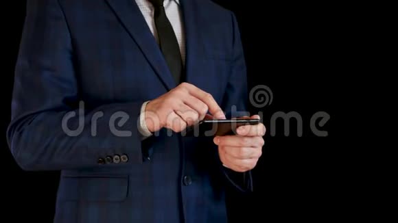 穿商务服的商人在工作休息时使用智能手机玩游戏视频的预览图