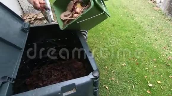 把一桶厨房垃圾倒到堆肥箱里视频的预览图