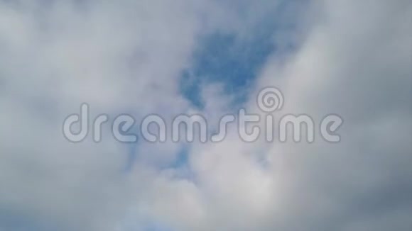 时间流逝的云蓝天背景模糊的无定形云在风中翻滚视频的预览图