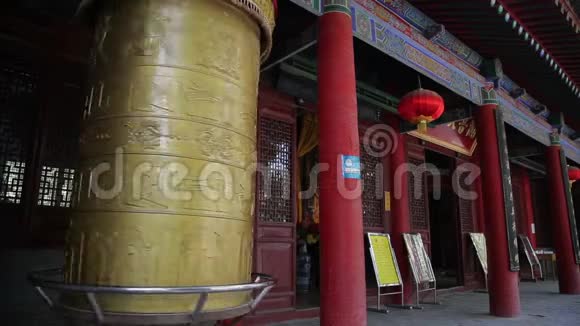 中国寺庙里的金色祈祷轮视频的预览图