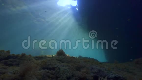 地中海的岩石底部视频的预览图