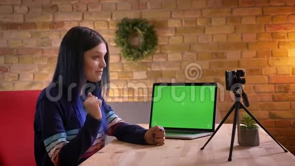 年轻有魅力的高加索女性视频博主的特写镜头在镜头上直播并与用户交谈视频的预览图