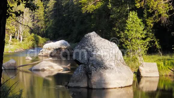 墨色河里的大巨石视频的预览图