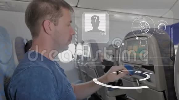 一个人在机舱里有一个智能设备选择一个舒适的飞行选项哈德人工的概念视频的预览图