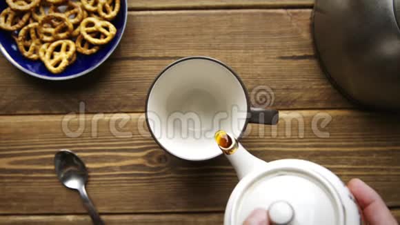 茶从陶瓷茶壶倒入杯子视频的预览图