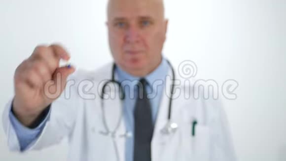 医生推荐新的治疗方法他手里拿着一片彩色药片视频的预览图