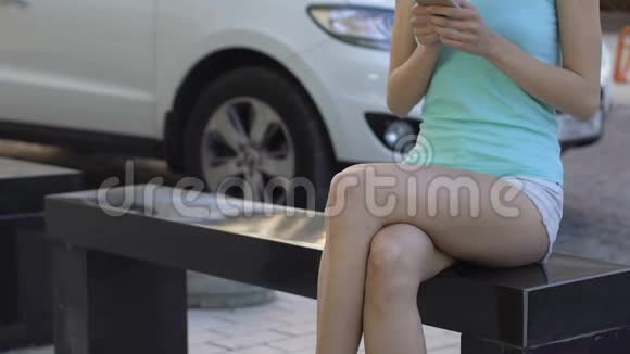 漂亮苗条的女性忽视了坐在长凳上的超重男人肥胖问题视频的预览图