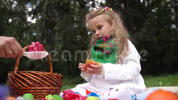 小美丽的女孩在秋天公园里玩塑料玩具4k慢动作视频的预览图