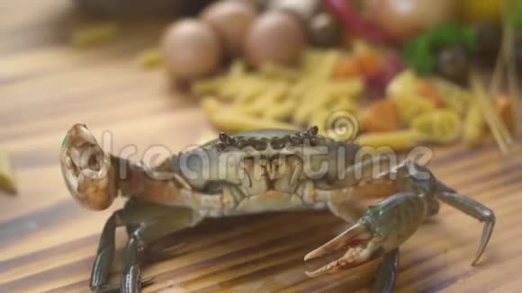 在海鲜餐厅的厨房餐桌上关闭活螃蟹地中海餐厅提供海蟹海鲜菜单新鲜视频的预览图