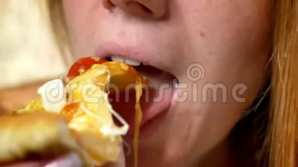 近距离拍摄正在享用披萨片和美味食物的白种人女性脸拉伸视频的预览图