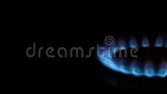 黑色背景上天然气火焰的延时镜头视频的预览图