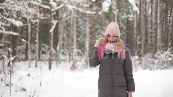 在美丽的小镇广场上下雪的时候一个穿着休闲风格的快乐美女双手向上滚动视频的预览图