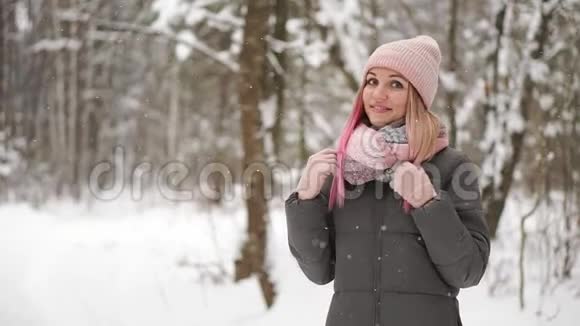 在美丽的小镇广场上下雪的时候一个穿着休闲风格的快乐美女双手向上滚动视频的预览图