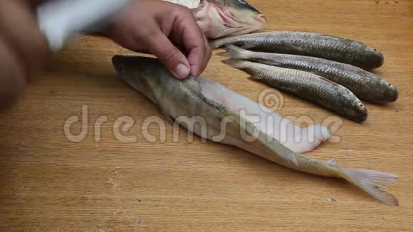 鱼的清洗和切割视频的预览图