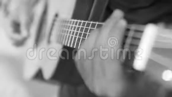 弹吉他的男音乐家视频的预览图