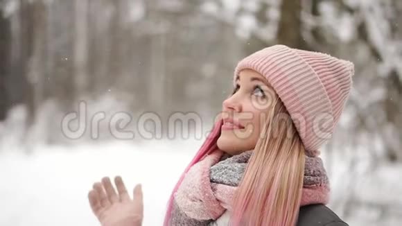 户外特写照片年轻美丽的快乐微笑女孩戴着白色针织豆帽围巾和手套视频的预览图