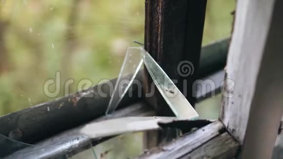 破窗带蜘蛛网的破房子视频的预览图
