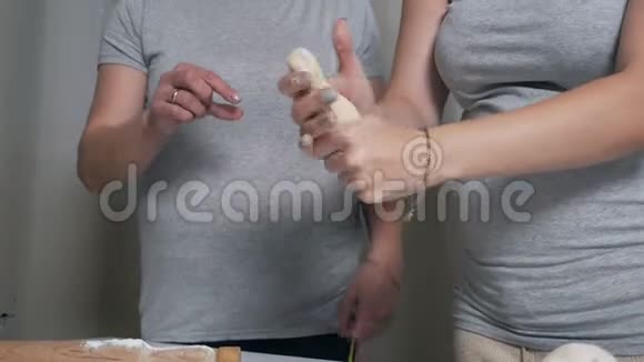 女性手揉面面团视频的预览图