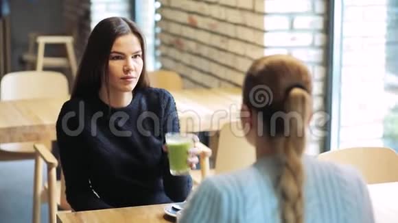 周末女朋友在咖啡馆喝抹茶聊天视频的预览图