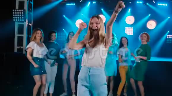 一位金发女郎和她的朋友们在派对上跳舞视频的预览图