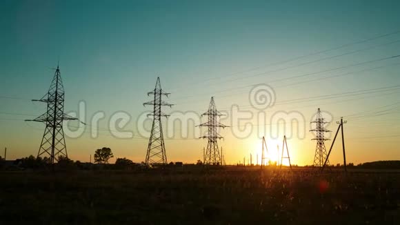 路旁的乡村夕阳西下在高压电线中过往的汽车时光飞逝视频的预览图