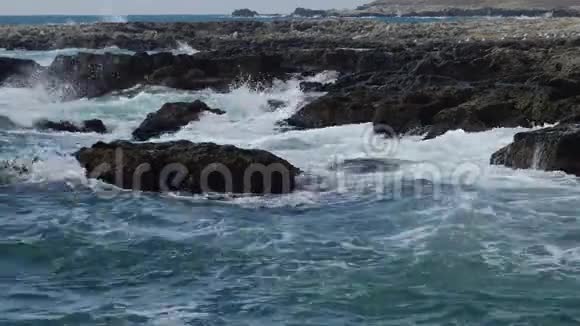 海上的风暴海岸上的波浪破碎海水的飞溅和岩石下的水的泡沫保加利亚黑海视频的预览图