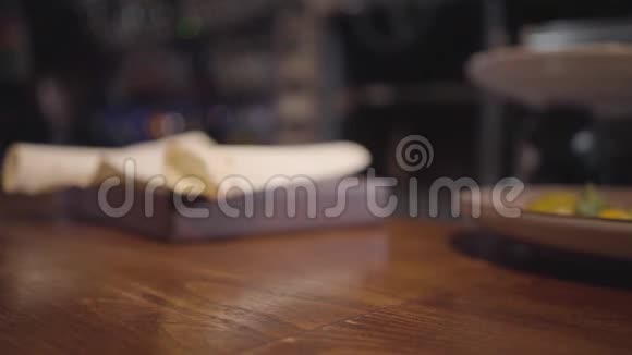 餐厅厨师把盘子和一大块烤三文鱼放在桌上视频的预览图