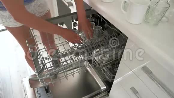 女人在洗碗机里装眼镜和玻璃器皿视频的预览图