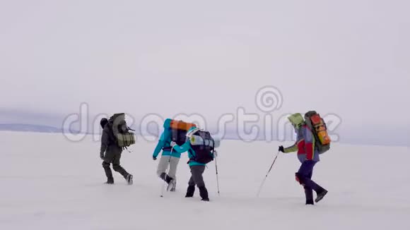 四个年轻人去雪域沙漠徒步旅行视频的预览图