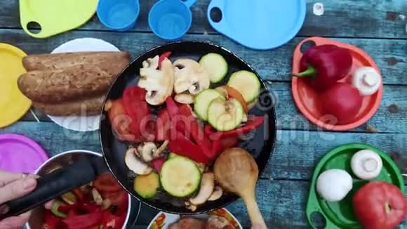 野餐与自然平躺摄影在一张蓝色的老式桌子上有一个带煎锅的燃烧器盘子里有食物厨师炸薯条视频的预览图