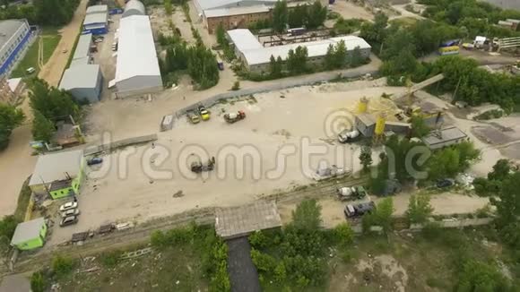 小型混凝土工厂地盘及附近设施的高空拍摄视频的预览图