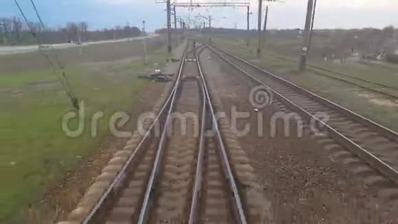 从火车最后一节车厢到铁路的视野从火车窗口观看铁路枕木美丽视频的预览图