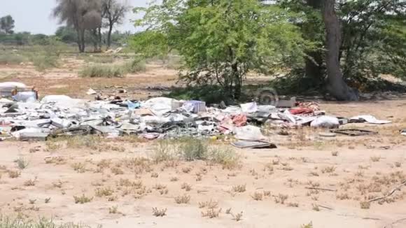 一个例子塑料和其他垃圾或垃圾扔在沙漠造成潜在的环境问题视频的预览图