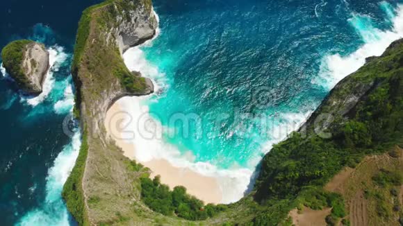 天堂克林金海滩与岩石披风在努沙佩尼达岛空中景观视频的预览图