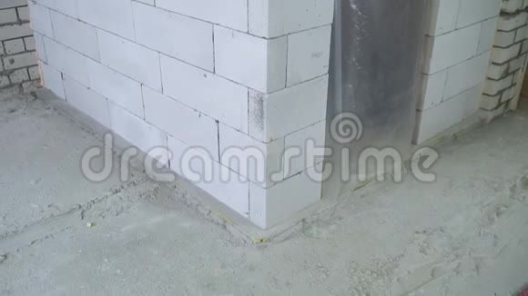 改建场地新建加气混凝土砌块墙的倾斜度视频的预览图