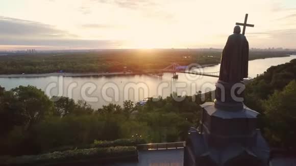 基辅市弗拉基米尔王子纪念碑傍晚日落景观视频的预览图