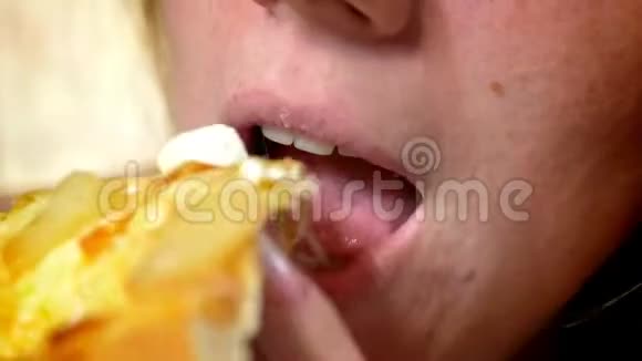白种人的女人正在用肉和奶酪咬她的一片比萨饼表现出良好的味道视频的预览图