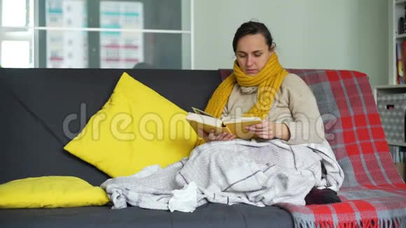 女人在测量温度和阅读书籍视频的预览图