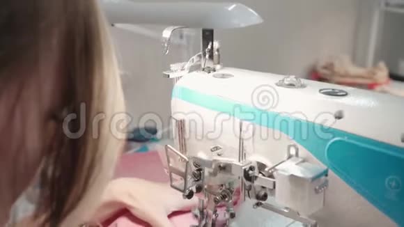 在电动机器上裁剪粉色衣服视频的预览图