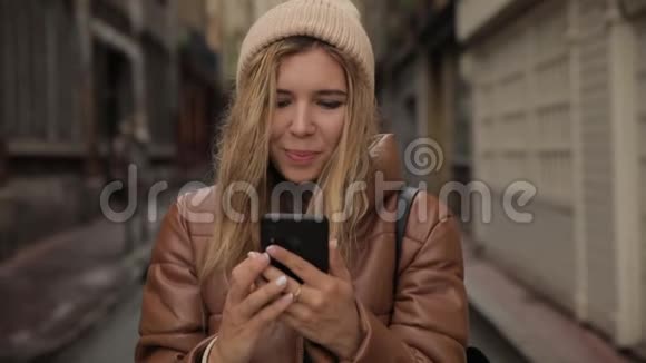 英俊的欧洲年轻女性超级连接朋友和家人的聊天和智能手机上的短信视频的预览图