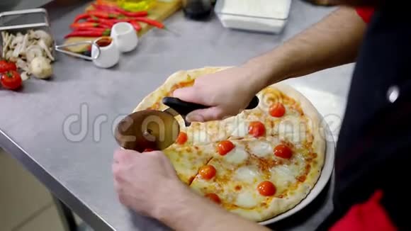 餐厅厨房厨师把准备好的披萨切成碎片视频的预览图
