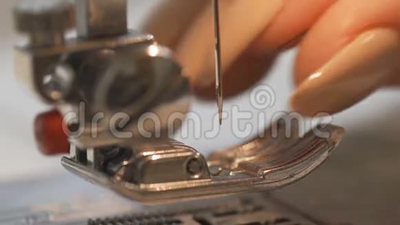 裁缝在缝纫机上缝制内衣贴身视频的预览图