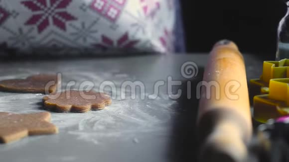 厨师从桌子上拿出一块卷饼放在托盘上视频的预览图