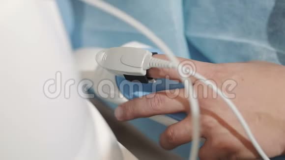 病人手在手术室的心率监测仪手术期间病人手指心电图视频的预览图