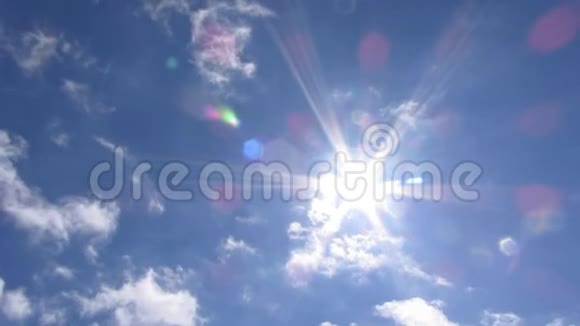 天空太阳云移动光束视频的预览图